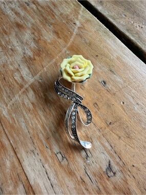 Vintage Avon Yellow Rose brooch